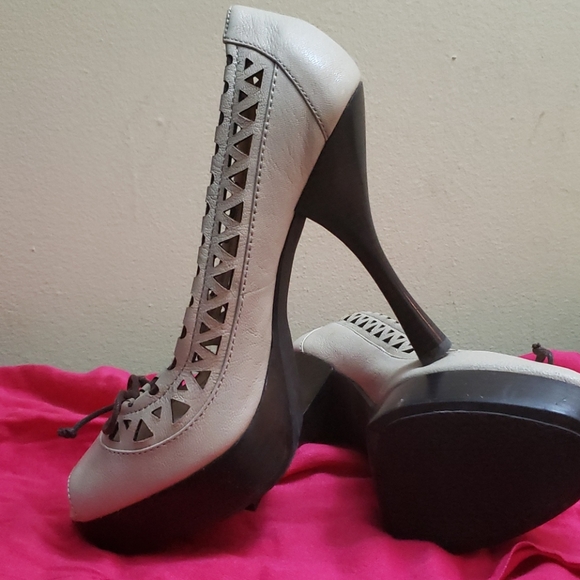 Michael Kors peep toe heels with laser cut detail - Picture 3 of 7